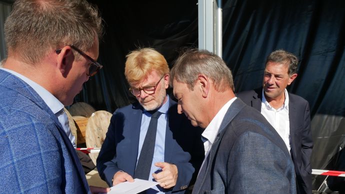 Le directeur de la stratégie de Vivadour, Nicolas Escamez, et le président, Jean-Marc Gassiot-Bitalis, ont profité de la visite de Marc Fesneau lundi 2 octobre à Labarthète (Gers), pour lui remettre une lettre au sujet de l'eau.