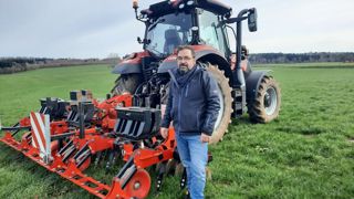 Didier Touraine, chargée agronomie et environnement a la chambre d'agriculture du Doubs-Territoire de Belfort devant la herse régénératrice de prairie Quivogne (HRP). Elle est issue d’un partenariat entre le constructeur franc-comtois, la chambre régionale d’agriculture de Bourgogne-Franche-Comté et la CUMA du Bémont dans le Doubs. Elle se compose à l’avant d’une rangée de disques ouvreurs, suivis de deux rangées de dents couteaux scarificateurs, de deux rangées de dents niveleuses et d’une hers Didier Touraine, chargée agronomie et environnement a la chambre d'agriculture du Doubs-Territoire de Belfort devant la herse régénératrice de prairie Quivogne (HRP). Elle est issue d’un partenariat entre le constructeur franc-comtois, la chambre régionale d’agriculture de Bourgogne-Franche-Comté et la CUMA du Bémont dans le Doubs. Elle se compose à l’avant d’une rangée de disques ouvreurs, suivis de deux rangées de dents couteaux scarificateurs, de deux rangées de dents niveleuses et d’une hers