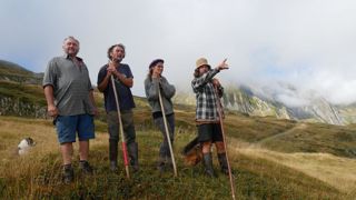 Après une nouvelle prédation, les trois bergers, Pere Fernandez, Mar Clotet et Fabrice Menet (ici aux côtés d'Eric Fournier, le président du groupement pastoral, de droite à gauche) ont parlé à une psychologue de la MSA, venue sur l'estive. Après une nouvelle prédation, les trois bergers, Pere Fernandez, Mar Clotet et Fabrice Menet (ici aux côtés d'Eric Fournier, le président du groupement pastoral, de droite à gauche) ont parlé à une psychologue de la MSA, venue sur l'estive.