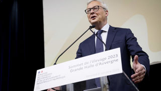 « Nous devons stopper l'hémorragie que subit le secteur de l'élevage. Les élveurs français peuvent compter sur mon soutien », déclare Bruno Le Maire, ministre de l'Économie au 32e Sommet de l'élevage. « Nous devons stopper l'hémorragie que subit le secteur de l'élevage. Les élveurs français peuvent compter sur mon soutien », déclare Bruno Le Maire, ministre de l'Économie au 32e Sommet de l'élevage.