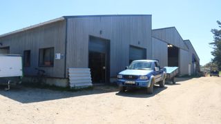 Le bâtiment communal abrite le laboratoire de transformation, le magasin à la ferme ainsi qu’un hangar.