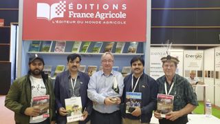 De gauche à droite : Alain Reocreux (consultant français en agriculture), Sajid Nawas (gouvernement pakistanais), Benoit Egon (direction du groupe NGPA), Akeel Anjum (journaliste pakistanais) et le traducteur. De gauche à droite : Alain Reocreux (consultant français en agriculture), Sajid Nawas (gouvernement pakistanais), Benoit Egon (direction du groupe NGPA), Akeel Anjum (journaliste pakistanais) et le traducteur.