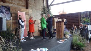 600 professionnels ont répondu le 13 septembre dernier à l’invitation des deux structures de l'entreprise Cholat, qui fêtait ses 60 ans. Les filles du fondateur, Cécile (Cholat pépinières) et Claire (Cholat jardins), ont reçu pour l’occasion la médaille de chevalier du Mérite agricole.