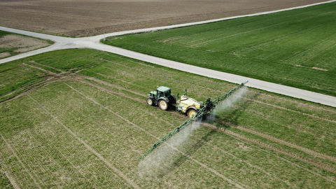 Epandre des produits phytosanitaires pour le compte des tiers, nécessite un agrément spécifique.