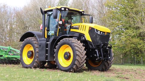 Le relevage des tracteurs 8000 iCon a une capacité de 10 tonnes. Il dispose de deux régimes de prise force, 540 et 1 000 tr/min.