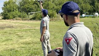Le survol par drone des zones minées ukrainiennes  par les équipes de la Fédération suisse de déminage permet de gagner du temps et de limiter les risques.
