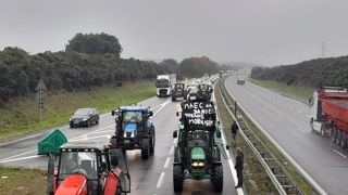 En Bretagne, les agriculteurs ont bloqué la route pour protester contre le manque de financement des MAEC, mercredi 18 octobre 2023. En Bretagne, les agriculteurs ont bloqué la route pour protester contre le manque de financement des MAEC, mercredi 18 octobre 2023.