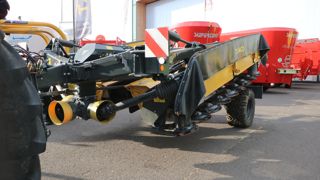 Le groupe arrière repose sur un attelage semi-porté afin de soulager le relevage.