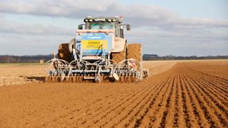 Au 16 octobre 2023, les semis de blé étaient plus avancés en Bourgogne-Franche-Comté (67 %), dans le Grand Est (64 %), les Hauts-de-France (50 %), le Centre-Val de Loire (47 %), en Normandie (45 %) et en Île-de-France (41 %), que dans les autres régions. Au 16 octobre 2023, les semis de blé étaient plus avancés en Bourgogne-Franche-Comté (67 %), dans le Grand Est (64 %), les Hauts-de-France (50 %), le Centre-Val de Loire (47 %), en Normandie (45 %) et en Île-de-France (41 %), que dans les autres régions.
