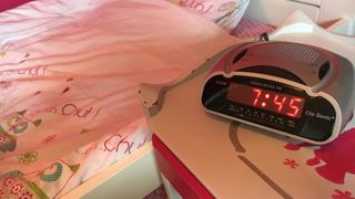 Avant la rentrée scolaire, avancer chaque jour l'heure du lever de 15 minutes permet aux enfants de s'habituer en douceur au nouveau rythme.