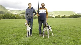 Damien Pratlong (à droite) élève des brebis à Lanuéjols, en Lozère. C'est un passionné de chasse, qui forme son jeune voisin Antonin Paulhan en chasse accompagnée.