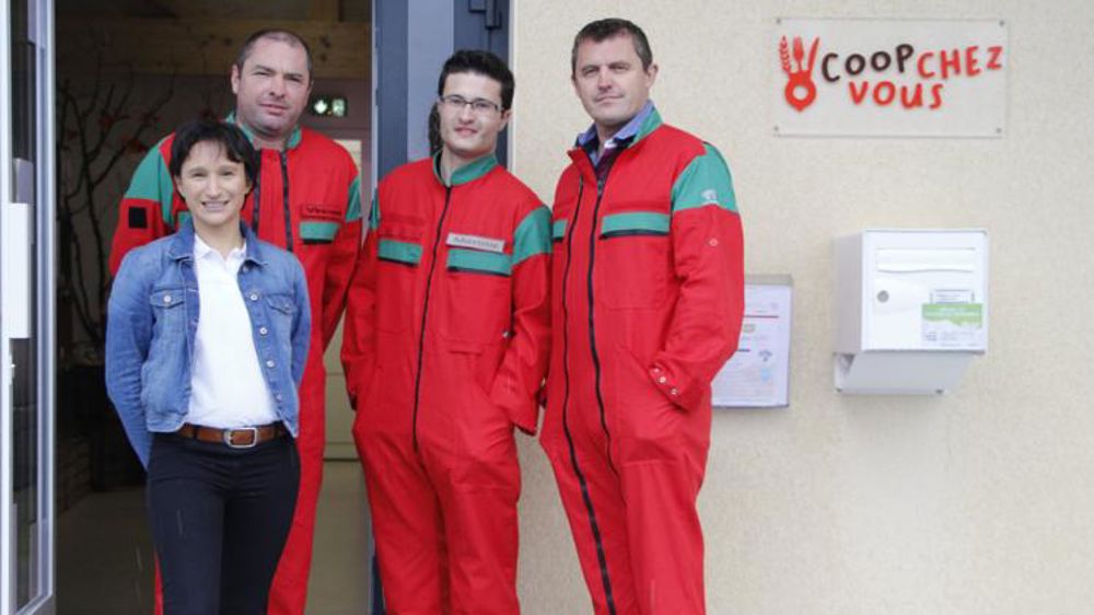 Vincent et Emilie Denieul, à gauche, et Frédéric Denieul, à droite, entourent Maxime Camé, récemment entré dans l’effectif de l’exploitation. © E. Young