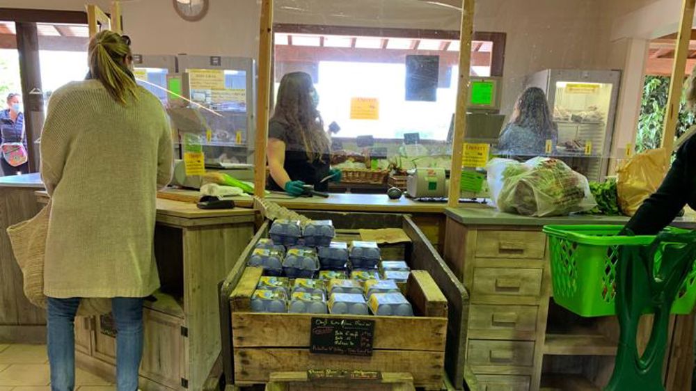 Les règles de protection des salariés et des clients contre le coronavirus restent en vigueur. © E. Young