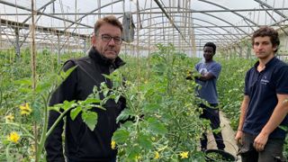 Jean-Luc Gauthier, un des trois associés des Jardins d’Imbermais, passe les consignes à Khar et Bastien, deux saisonniers dans les serres. © E. Young Jean-Luc Gauthier, un des trois associés des Jardins d’Imbermais, passe les consignes à Khar et Bastien, deux saisonniers dans les serres. © E. Young
