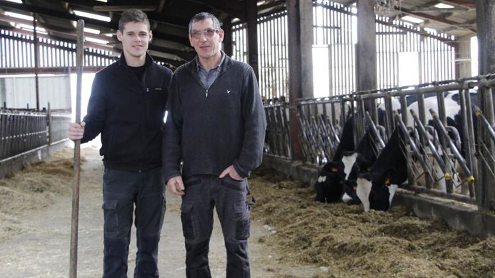 À son entrée au service de remplacement, Thomas Robin (à gauche) a été évalué par un agriculteur formé à cette fonction, comme Guy Caillault (à droite). © E. Young/GFA
