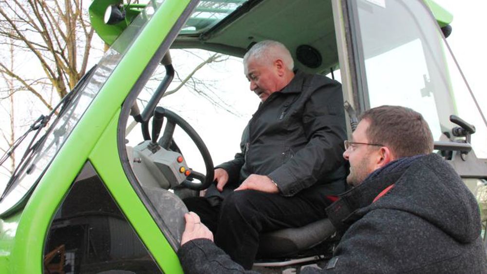 Alain connaît très bien le matériel de la ferme, ce qui facilite sa prise en main par Mickaël. © B. Quantinet