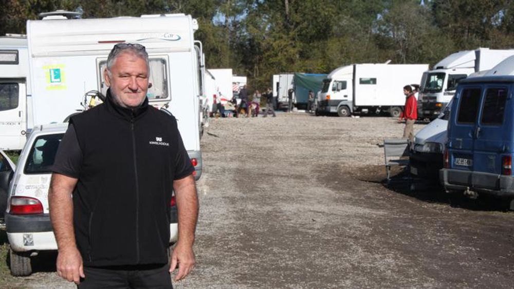 « Notre problème reste de trouver des terrains aménageables, suffisamment proches des zones d’embauche », explique Jean-Marc Poigt, kiwiculteur, devant une aire temporaire d’accueil des saisonniers. © Hélène Quenin