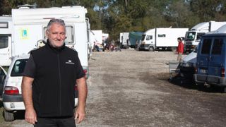 « Notre problème reste de trouver des terrains aménageables, suffisamment proches des zones d’embauche », explique Jean-Marc Poigt, kiwiculteur, devant une aire temporaire d’accueil des saisonniers. © Hélène Quenin « Notre problème reste de trouver des terrains aménageables, suffisamment proches des zones d’embauche », explique Jean-Marc Poigt, kiwiculteur, devant une aire temporaire d’accueil des saisonniers. © Hélène Quenin