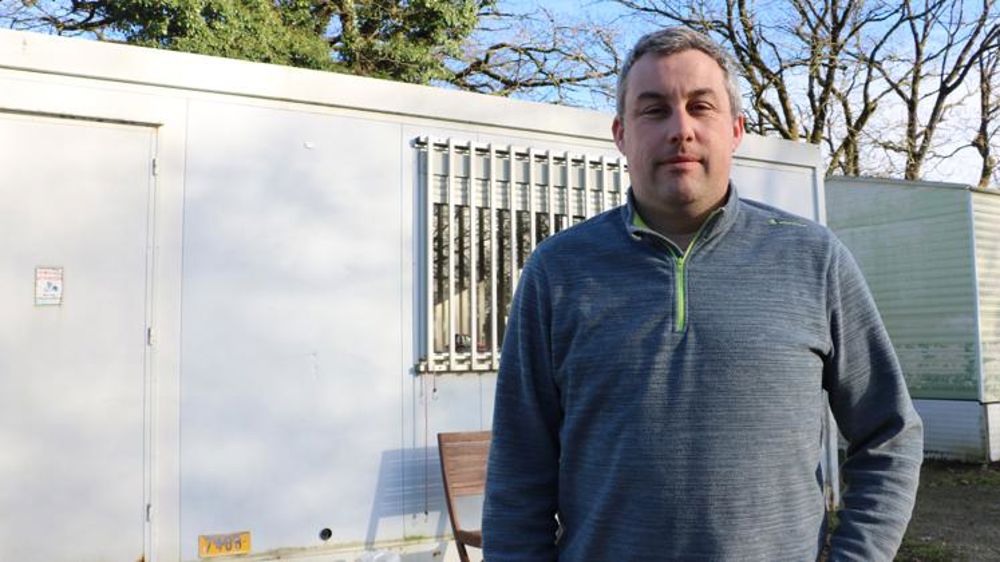 À Lignol (Morbihan), Daniel Barach devant le mobil-home qui sert de salle de repas pour les salariés. © I. Lejas