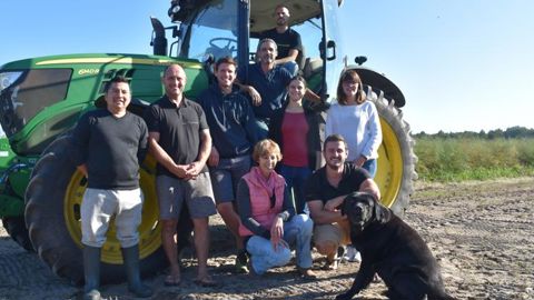 L’équipe de la Ferme Darrigade. En haut : Thomas Delest. En-dessous : Laurent Delest. De gauche à droite : Carlos, Sacha, Cyril Coigneau, Julia, Mélanie Delest. Et en bas : Jo et Paul.  © R. Aries/GFA