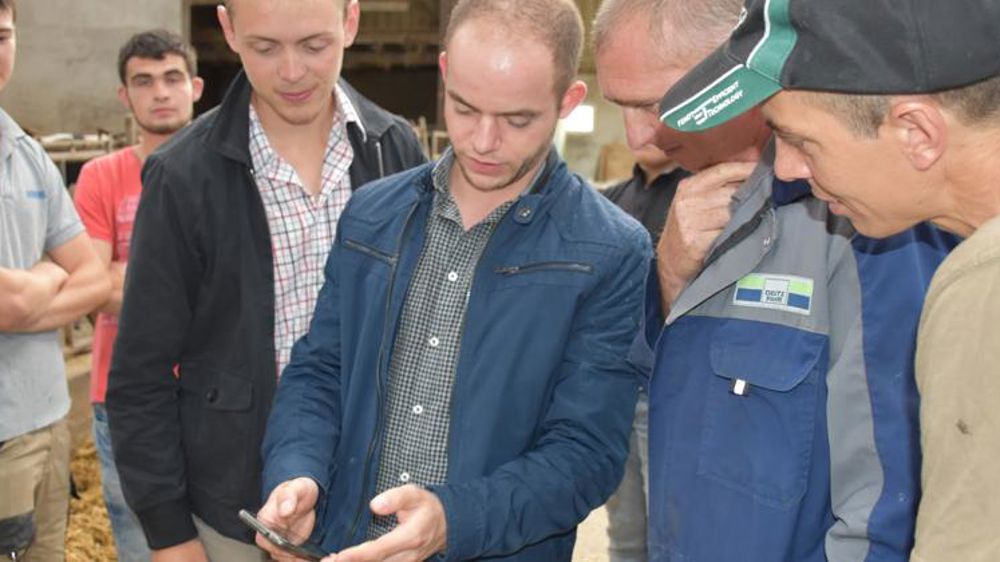L’équipe Aptimiz  présente son  application aux deux exploitants, Jean-Claude Bretault et Vincent Ory (avec la casquette). © R. Aries/GFA