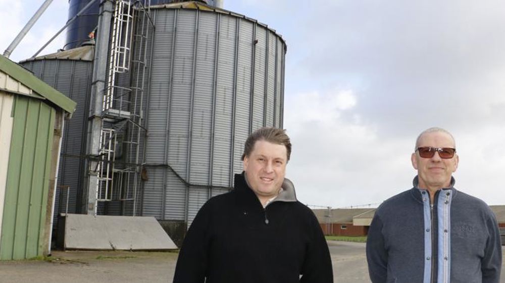 François Le Guevello et Daniel Audo (de gauche à droite) devant le site d’exploitation à Crédin (Morbihan). © I. Lejas