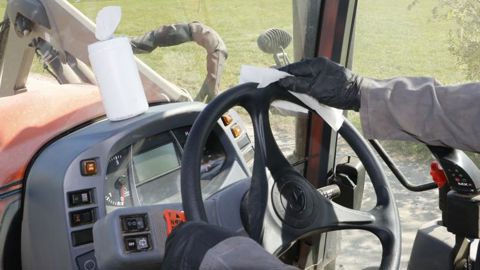 Une boîte de lingettes à disposition dans chaque tracteur est conseillée. © Isabelle Lejas