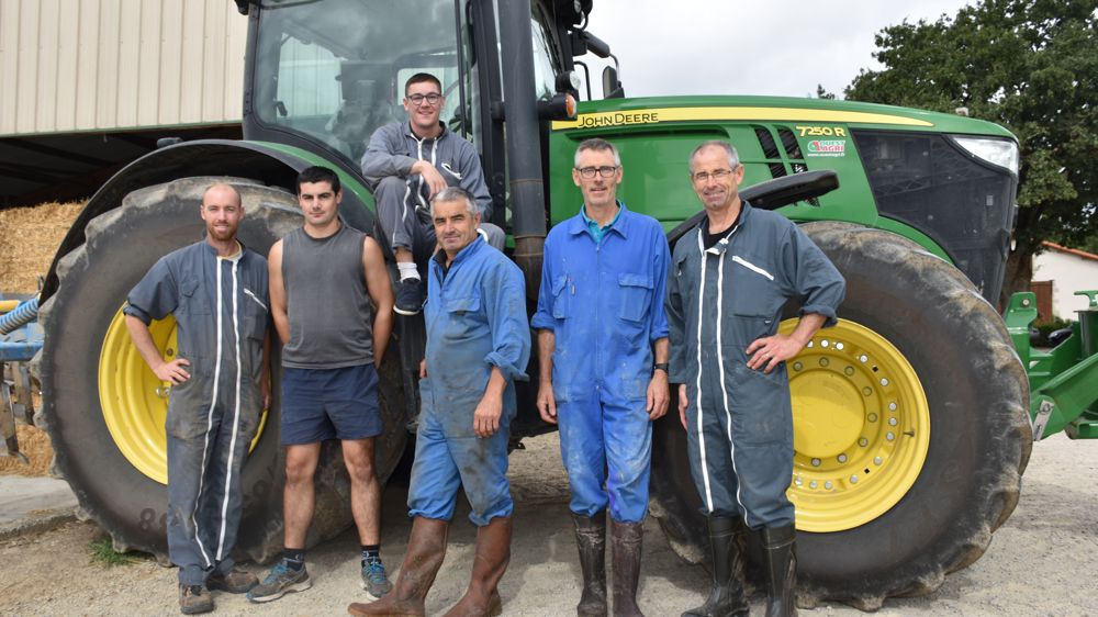 Au premier rang (de gauche à droite) : Fabien, Yoann, Loïc, Daniel et Joël Limouzin. Au-dessus : Teddy. (Freddy, le benjamin des quatre frères Limouzin, était absent ce jour-là.) ©Rosanne Aries/GFA