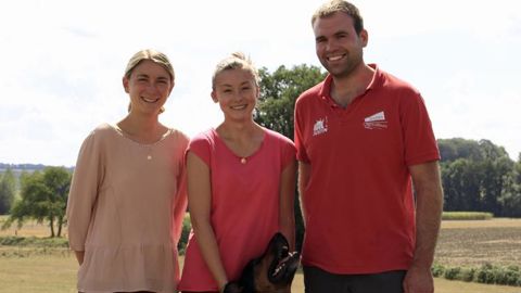 Anaïs et Romain ont accueilli Charline, au centre sur la photo, pendant trois semaines sur leur exploitation située dans le sud des Ardennes. © Bertille Quantinet/GFA Anaïs et Romain ont accueilli Charline, au centre sur la photo, pendant trois semaines sur leur exploitation située dans le sud des Ardennes. © Bertille Quantinet/GFA