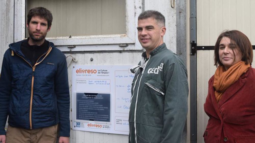 Le tableau des consignes prend tout son sens quand l’agriculteur est absent (de g à dte : Romain Gabillard, Fabien Vigneron, Emmanuelle Bodineau). © Anne Mabire