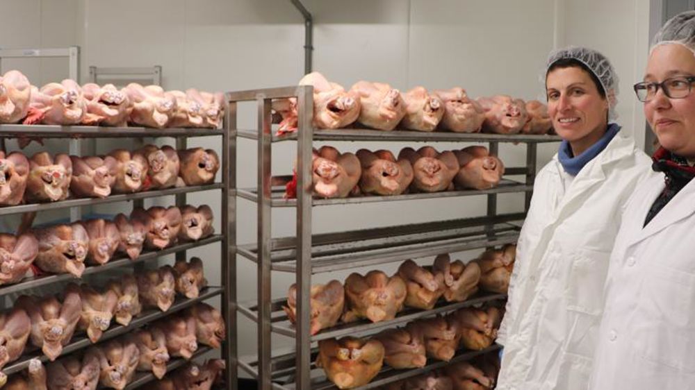 Éléonore Fournaise (à gauche), exploitante dans les Ardennes, et Katy (à droite), sa salariée. © B. Quantinet/GFA