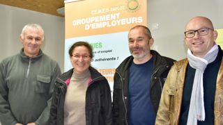 De gauche à droite : Gary Charré est associé sur la ferme de l’Orée à Pascale Croc, son épouse. Ils partagent un salarié avec Laurent Octeau. À leurs côtés, Frédéric Rouan est le directeur de Cemes Emploi. © R. Aries/ GFA De gauche à droite : Gary Charré est associé sur la ferme de l’Orée à Pascale Croc, son épouse. Ils partagent un salarié avec Laurent Octeau. À leurs côtés, Frédéric Rouan est le directeur de Cemes Emploi. © R. Aries/ GFA