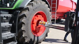 L'outil Fendt s'adapte facilement à tous types de fourches à palettes.