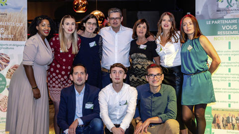 L'équipe de MG Consultants lors des 30 ans de ce cabinet de recrutement avec, debout au centre, Olivier Claux et Dagmar Gottschling.