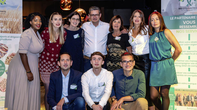 L'équipe de MG Consultants lors des 30 ans de ce cabinet de recrutement avec, debout au centre, Olivier Claux et Dagmar Gottschling.