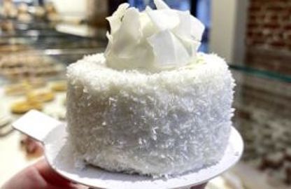 Promesse tenue : son dessert signature (coco-mangue-passion), créé pour l’émission Qui sera le prochain grand pâtissier ? (© B. GUICHETEAU)