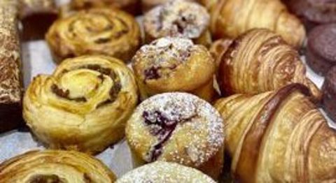 La viennoiserie 100% maison, un pôle stratégique de la boutique entre pâtisserie et boulangerie. (© B. GUICHETEAU)