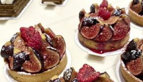 Chez Ophélie Barès, les créations originales cohabitent avec des desserts plus classiques (opéra, tarte aux fruits, flan parisien). (© B. GUICHETEAU)