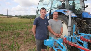 Guillaume Siron et Nicolas Haubert, respectivement chauffeur et éleveur sarthois adhérent à la Cuma, estiment qu'en comparaison de l’interface avec cellule photoélectrique utilisée auparavant le quatrième point hydraulique et sa caméra couleur se révèlent plus performants.
