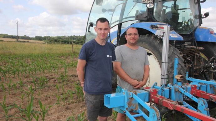 Guillaume Siron et Nicolas Haubert, respectivement chauffeur et éleveur sarthois adhérent à la Cuma, estiment qu'en comparaison de l’interface avec cellule photoélectrique utilisée auparavant le quatrième point hydraulique et sa caméra couleur se révèlent plus performants.