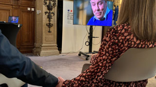 Christophe Mazingarbe (à gauche) et Julie Mazingarbe (à droite) se tenant la main durant la projection du documentaire « Familles de paysans : 100 ans d’histoire » produit par M6. Christophe Mazingarbe (à gauche) et Julie Mazingarbe (à droite) se tenant la main durant la projection du documentaire « Familles de paysans : 100 ans d’histoire » produit par M6.