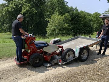 Le chargement sur remorque est rapide. Des attaches pour sangles sont pr&eacute;vues &agrave; l'avant de la machine pour la stabiliser durant le transport.