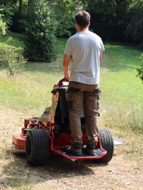 Le centre de gravit&eacute; bas de la machine s&eacute;curise le franchissement des pentes.