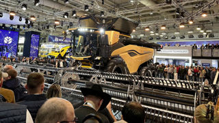La CR 11 de New Holland est la première moissonneuse-batteuse de classe 11. La CR 11 de New Holland est la première moissonneuse-batteuse de classe 11.