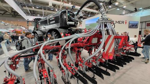Holmer présente une bineuse/injecteuse de lisier lors du salon Agritechnica, la SecatFlex SL