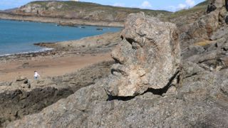 L’abbé Fouré s’est inspiré de la forme des rochers pour sculpter des personnages sur les falaises autour de Saint-Malo.