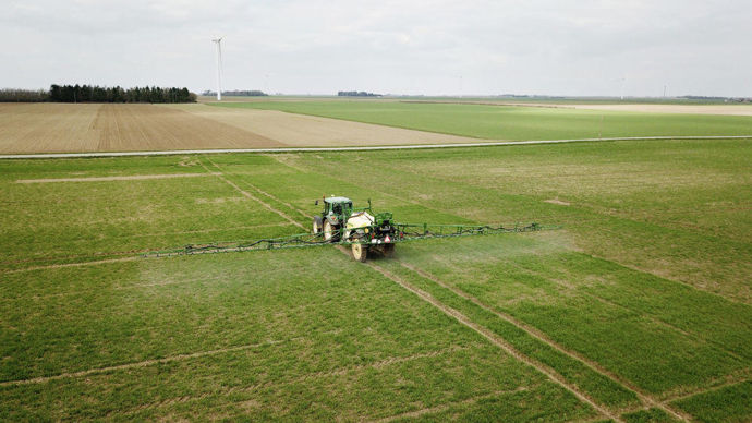 Dimoxystrobine, S-métolachlore, phosmet, néonicotinoïdes, prosulfocarbe... Les interdictions et les restrictions sont devenues monnaie courante au sein de l'UE et de la France.