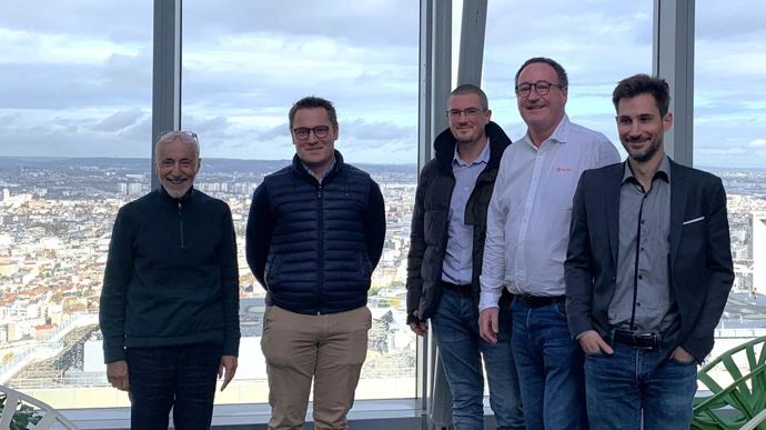 De gauche à droite : Thierry Darbin, ancien directeur de Be Api, Eloi Martin, directeur d'exploitation dans l’Oise, Laurent Béguin, ATS référent PV chez NatUp, Laurent Maillard, responsable réseau chez Be Api, et Steve Briquet, responsable digitalisation et réglementation adhérents chez Sevépi.