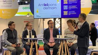 De gauche à droite : David Ramet, président de la chambre d'agriculture de la Nièvre, David Guinard, directeur général de Photosol, Nicolas Richard, vice-président de France Nature Environnement, et Fanny Lacroix, vice-président de l'Association des maires ruraux, participent à une table-ronde sur les zones d'accélération des énergies renouvelables au Salon des maires le 22 novembre 2023 à Paris. De gauche à droite : David Ramet, président de la chambre d'agriculture de la Nièvre, David Guinard, directeur général de Photosol, Nicolas Richard, vice-président de France Nature Environnement, et Fanny Lacroix, vice-président de l'Association des maires ruraux, participent à une table-ronde sur les zones d'accélération des énergies renouvelables au Salon des maires le 22 novembre 2023 à Paris.