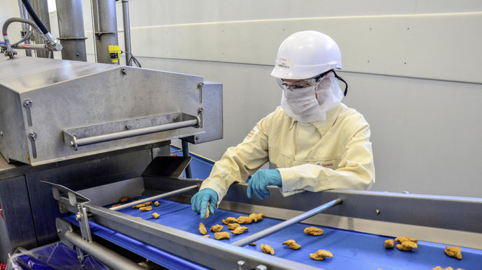 Pour obtenir cet émincé, la matière première extrudée passe une minute environ dans un bain d’huile puis une bonne heure dans un bain d’eau chaude.